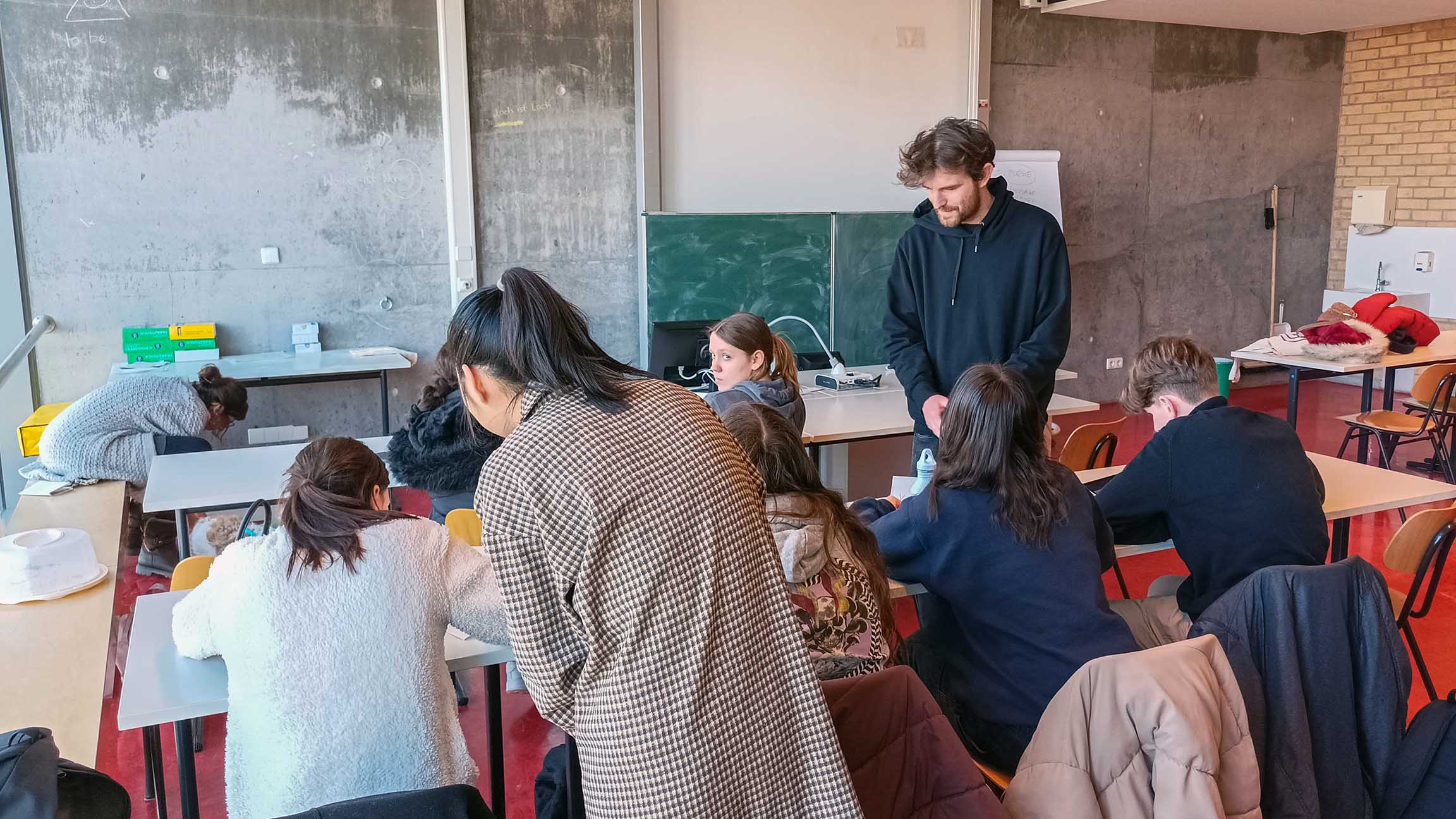 Nico K. und Lea Filléul bei der Arbeit mit den Schülerinnen und Schülern