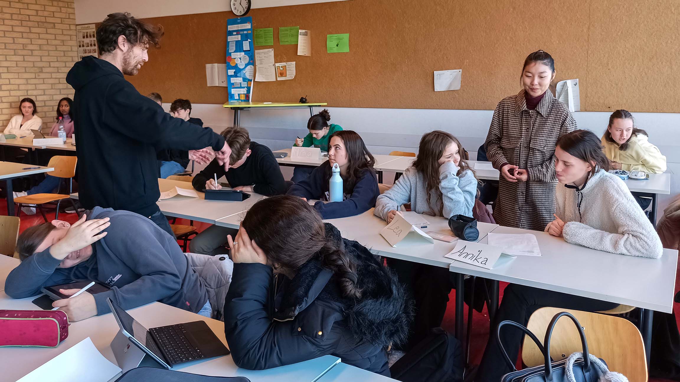 Nico K. und Lea Filléul bei der Arbeit mit den Schülerinnen und Schülern
