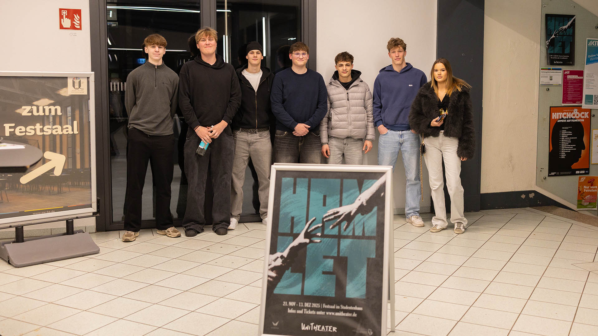 Einige Schüler in der Pause der Aufführung