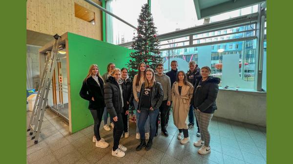 Aufstellung und Schmückung des FLS-Weihnachtsbaums